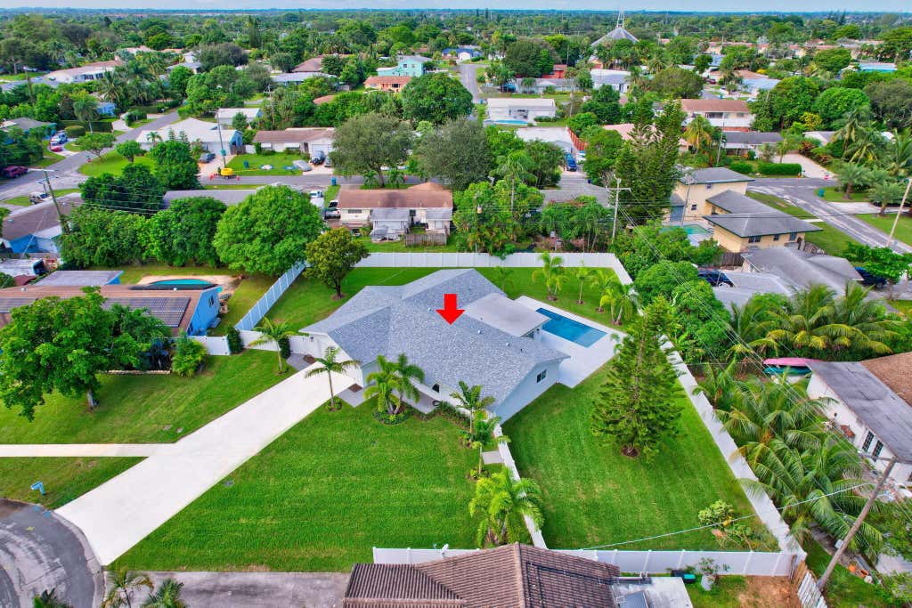 Photo of 135 SE 28th Court, Boynton Beach, FL 33435 (MLS # B26062491)