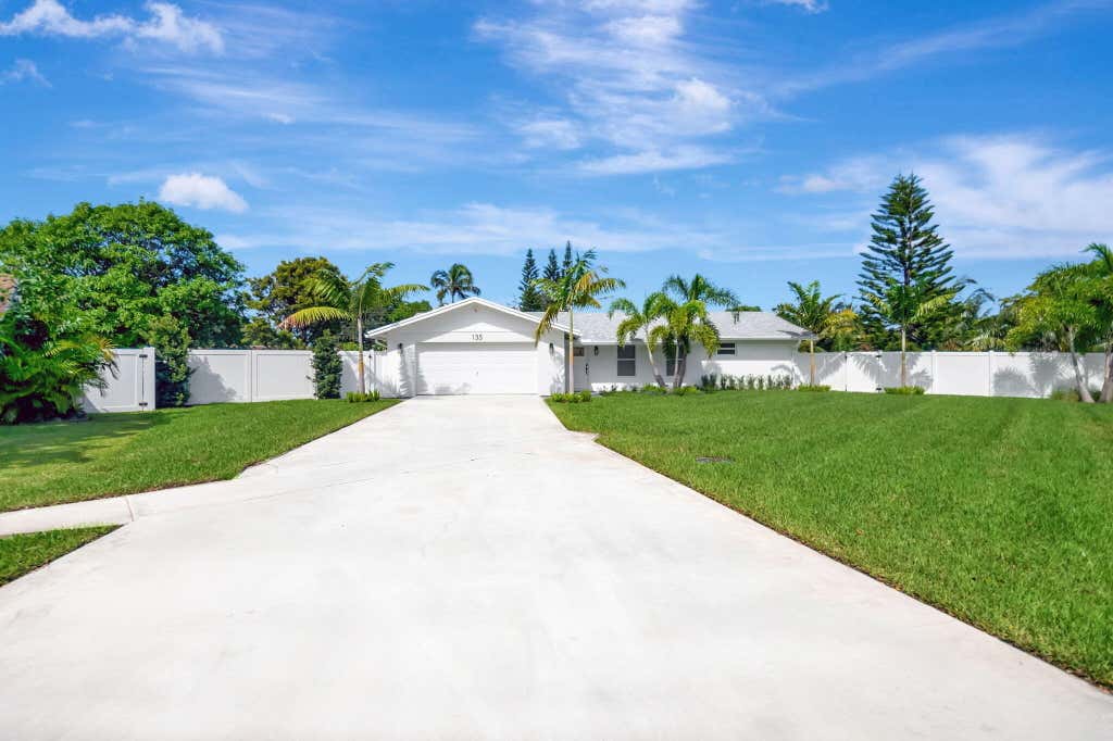 Photo of 135 SE 28th Court, Boynton Beach, FL 33435 (MLS # B26062491)