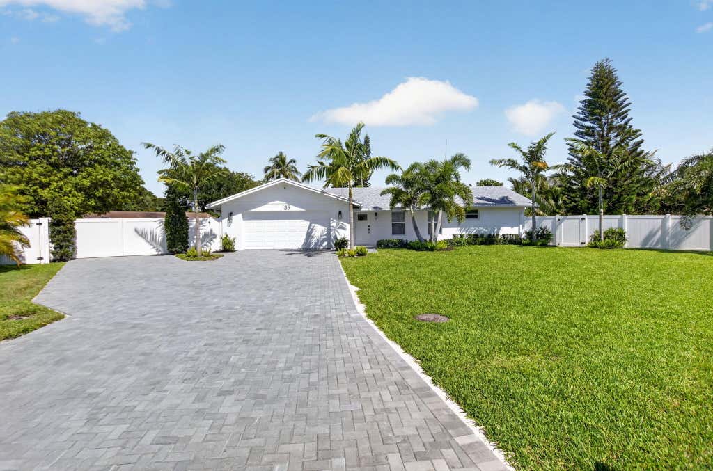 Photo of 135 SE 28th Court, Boynton Beach, FL 33435 (MLS # B26062491)