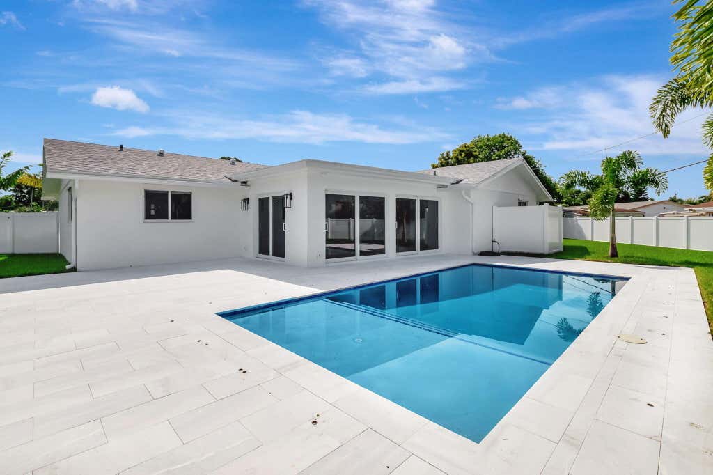 Photo of 135 SE 28th Court, Boynton Beach, FL 33435 (MLS # B26062491)