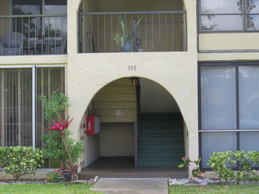 1st floor condo! 2 bedroom 1 1/2 bath unit in much desired Pine Ridge II Community. Kitchen is updated with stainless steel appliances, nice cabinets and nice backslpash. Porcelain tile through out. Less than 5 minute walk to the pool and clubhouse.