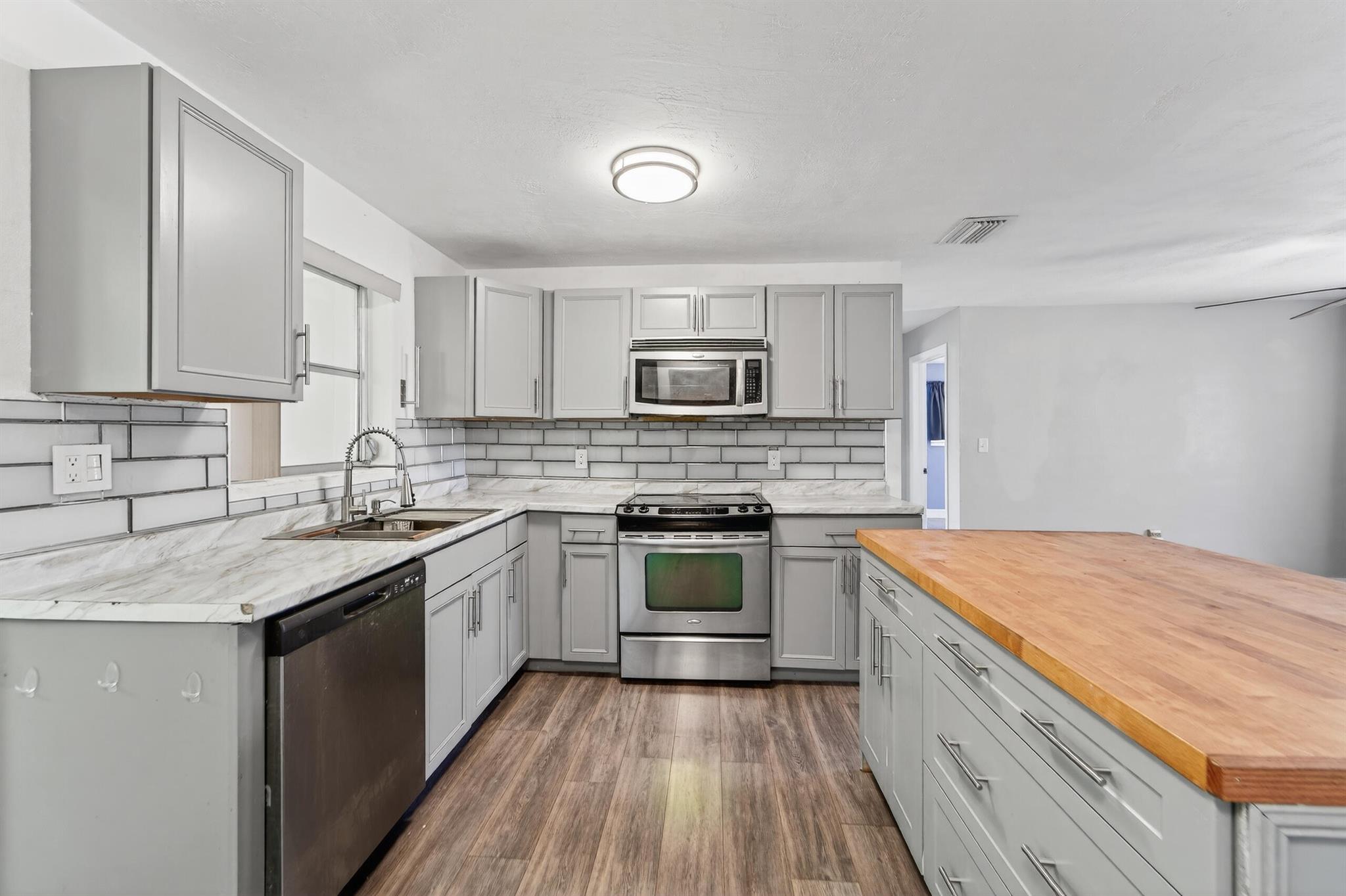 4364 N Mary Circle, Palm Beach Gardens, FL, 33410/$459,900 2 4364 N Mary Circle