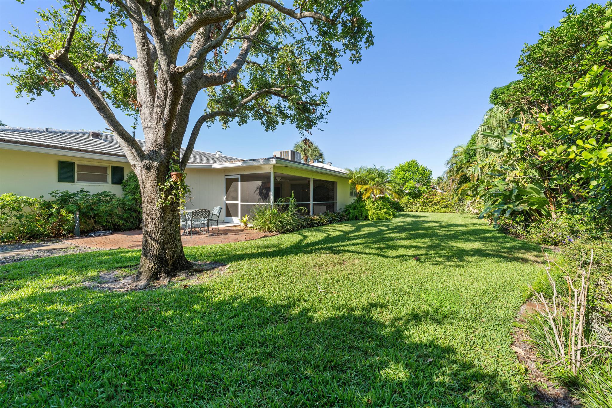 YACHT CLUB ADDITION TO VI - Residential Lease