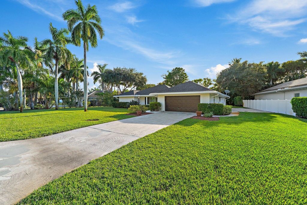 Photo of 18799 Rio Vista Drive, Jupiter, FL 33469 (MLS # R11146249)