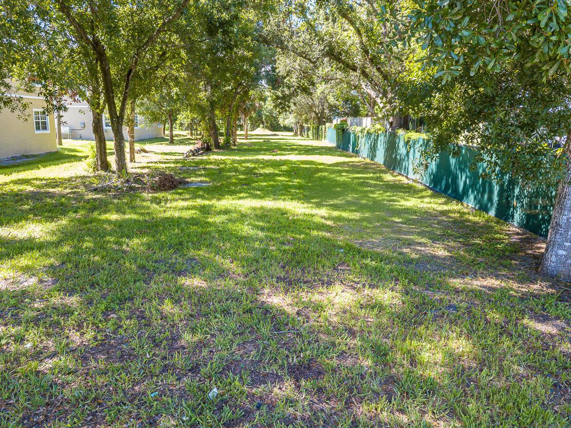 DIXIELAND SUBDIVISION - Land