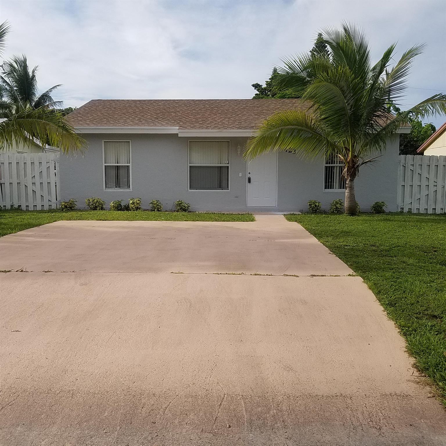 Beautiful Single Family Home in the heart of Lantana with a spacious backyard Near I95 & the ocean is 5 minutes away. Library, post office numerous restaurants within walking distance. This home is a GEM! The rent will be reduced $100 if the tenant is willing to take care of the landscaping (mow the lawn). Don't miss out on this Deal!
