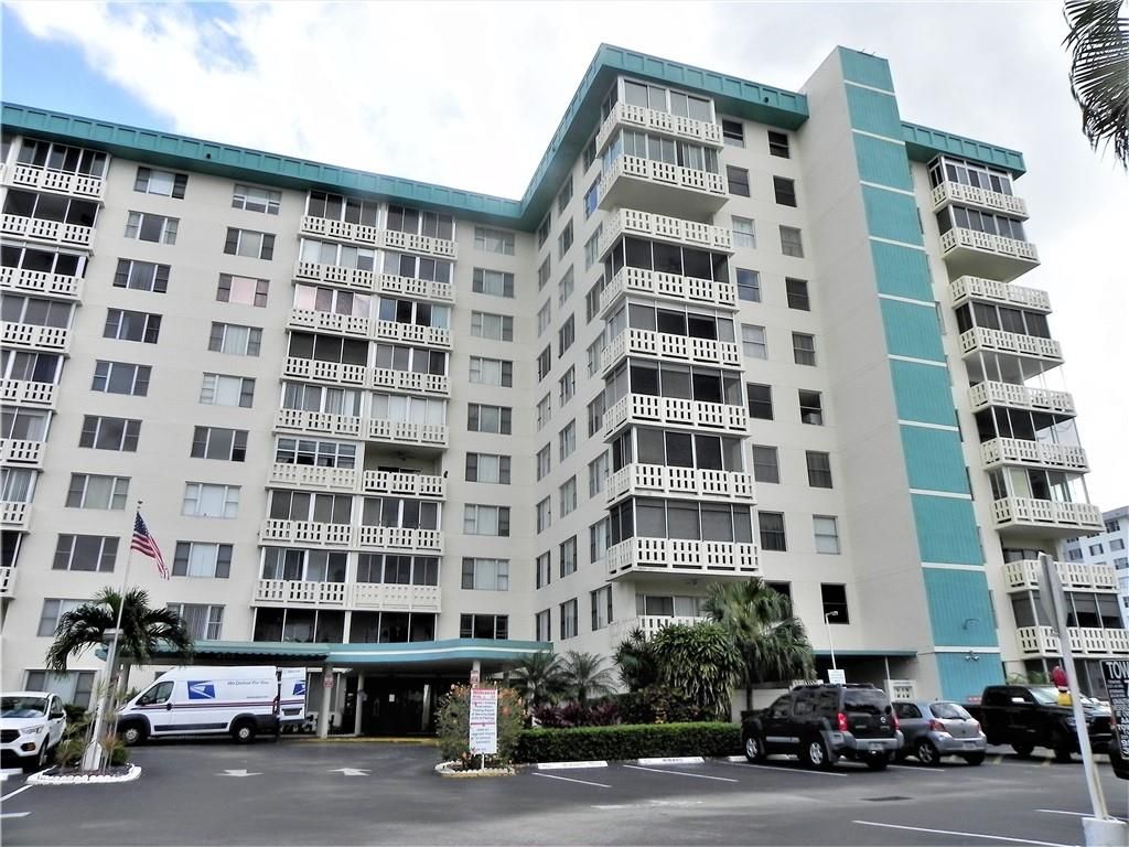 Photo of 4330 Hillcrest Dr #304, Hollywood, FL 33021 (MLS # F10323545)
