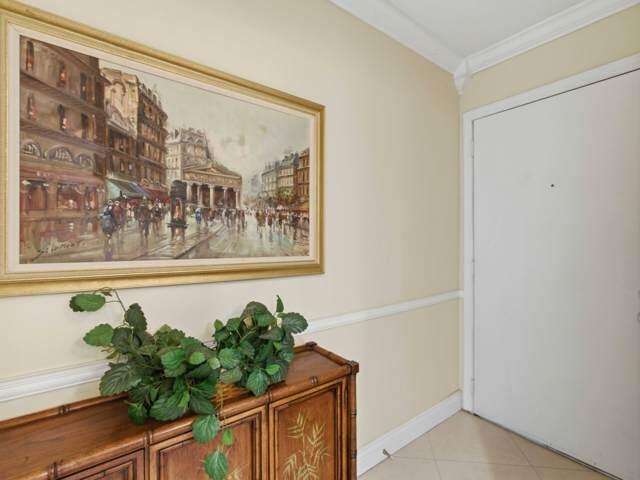 VILLAGE ROYALE ON THE GREEN CONDO - Residential