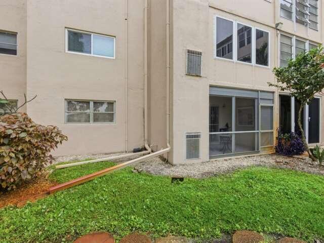 VILLAGE ROYALE ON THE GREEN CONDO - Residential