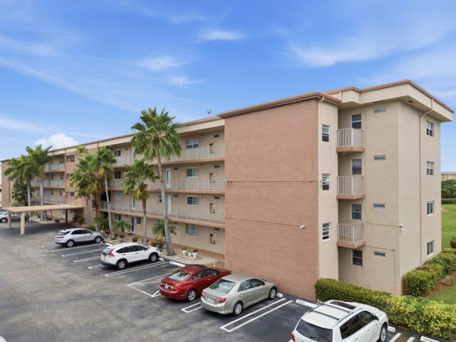 VILLAGE ROYALE ON THE GREEN CONDO - Residential