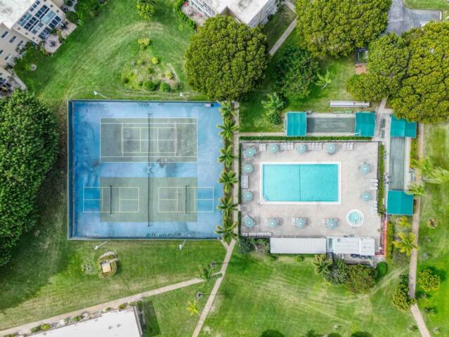 VILLAGE ROYALE ON THE GREEN CONDO - Residential