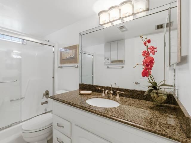 VILLAGE ROYALE ON THE GREEN CONDO - Residential