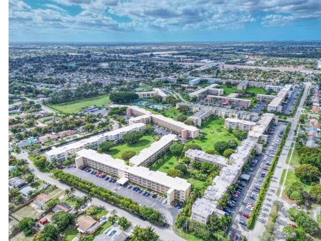 VILLAGE ROYALE ON THE GREEN CONDO - Residential