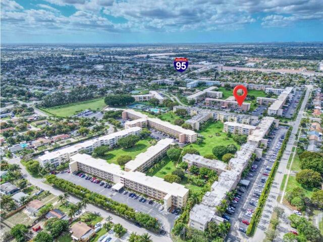 VILLAGE ROYALE ON THE GREEN CONDO - Residential