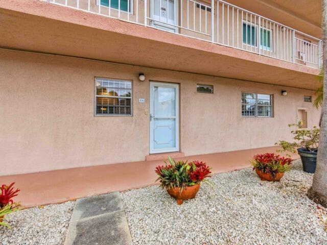 VILLAGE ROYALE ON THE GREEN CONDO - Residential