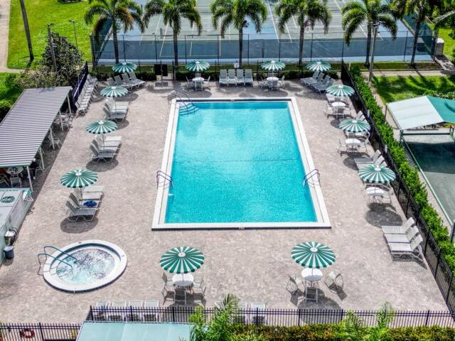 VILLAGE ROYALE ON THE GREEN CONDO - Residential