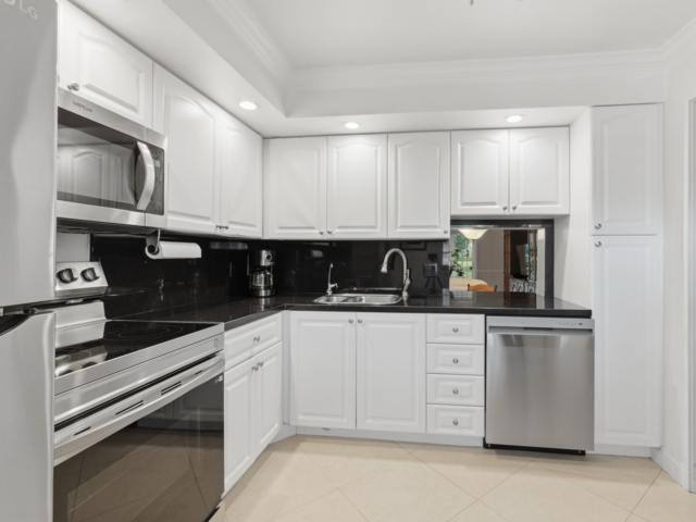 VILLAGE ROYALE ON THE GREEN CONDO - Residential