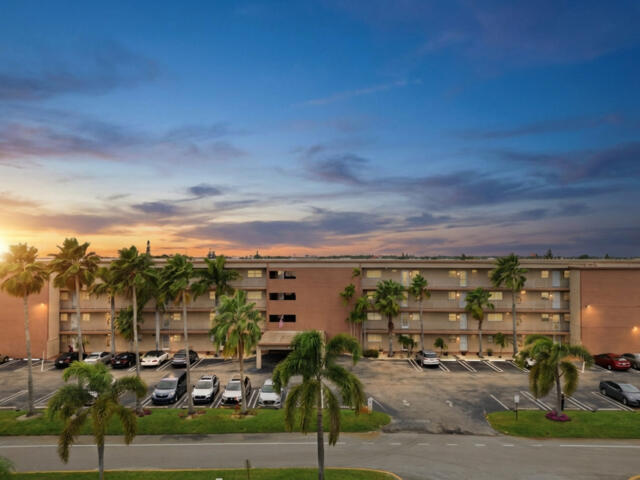 VILLAGE ROYALE ON THE GREEN CONDO - Residential