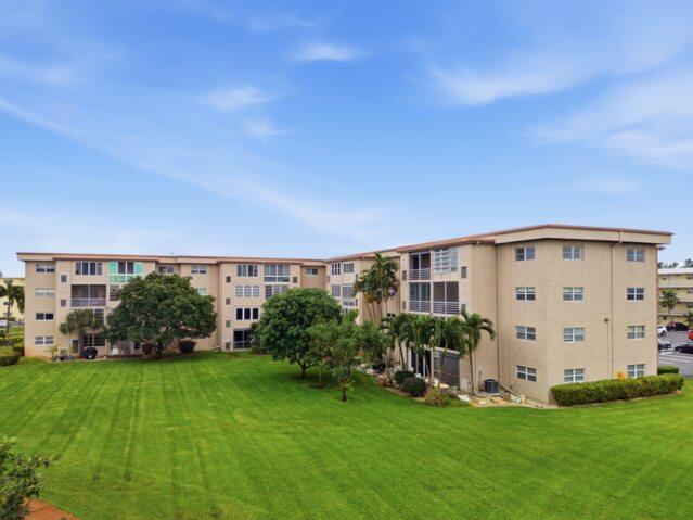 VILLAGE ROYALE ON THE GREEN CONDO - Residential