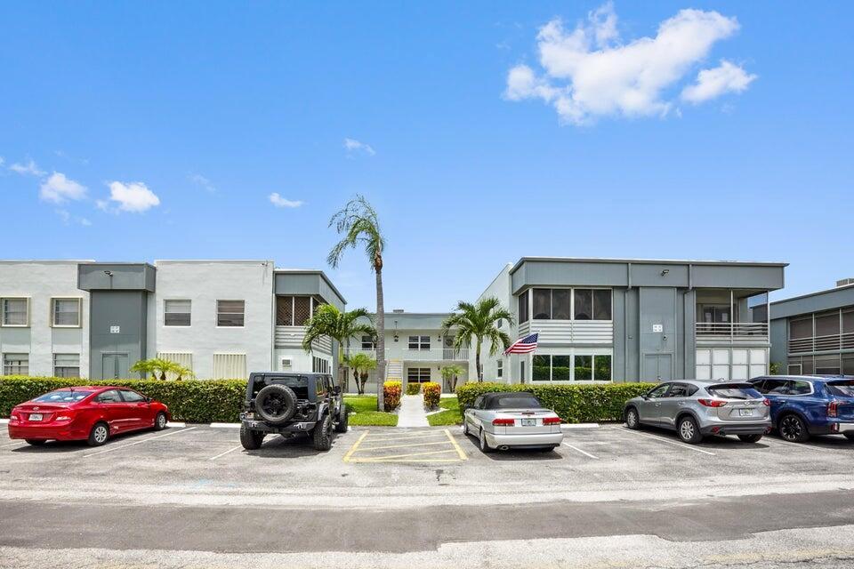 A/C 2021 HWH 2021. Bright, cheerful condo in desirable Kings Point Active Adult community. Spacious floorplan with attractive finishes & ample closet space. Charming kitchen with plenty of cabinet storage. Enjoy your lovely Florida Room for a sheltered spot that's perfect for extra seating or dining. You'll love the amenities of Kings Point including two 18-hole golf courses designed by Robert Trent Jones, Sr.; swim & tennis, pickleball, exercise studio. Enjoy the beautiful state-of-the-art theatre with spectacular shows; East End Cafe in the main clubhouse and The Bistro in the Monaco clubhouse. There's always something to do in this vibrant 55+ community, including entertainment, education, recreation, and social events.