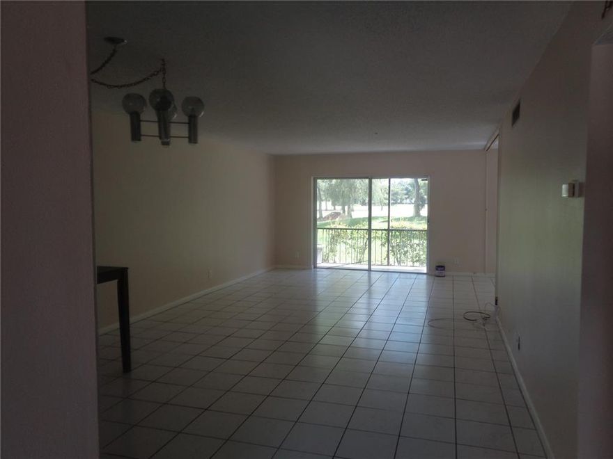 great 2/2 ready for new buyer  Great for investors can be rented right away