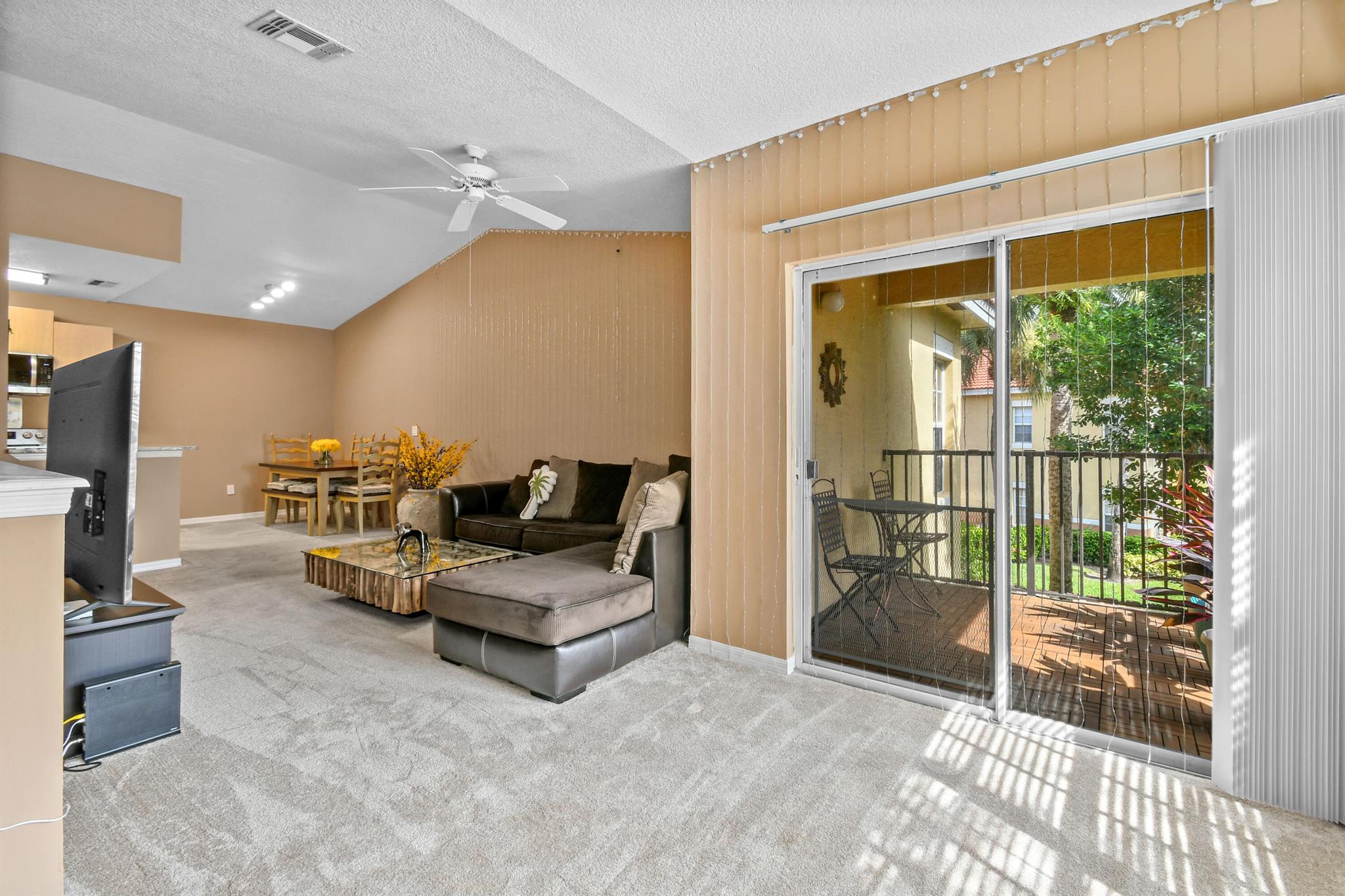 GREAT LOCATION!!Beautiful upgraded unit, , Split floor plans with Separated baths. Granite kitchen counter tops, Newer appliances. Master Bathroom was recently updated.