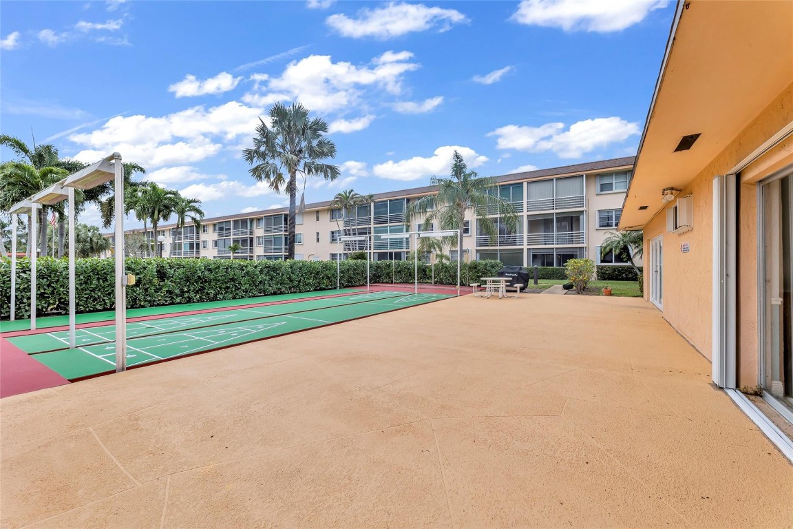 Lighthouse Point Plaza - Residential