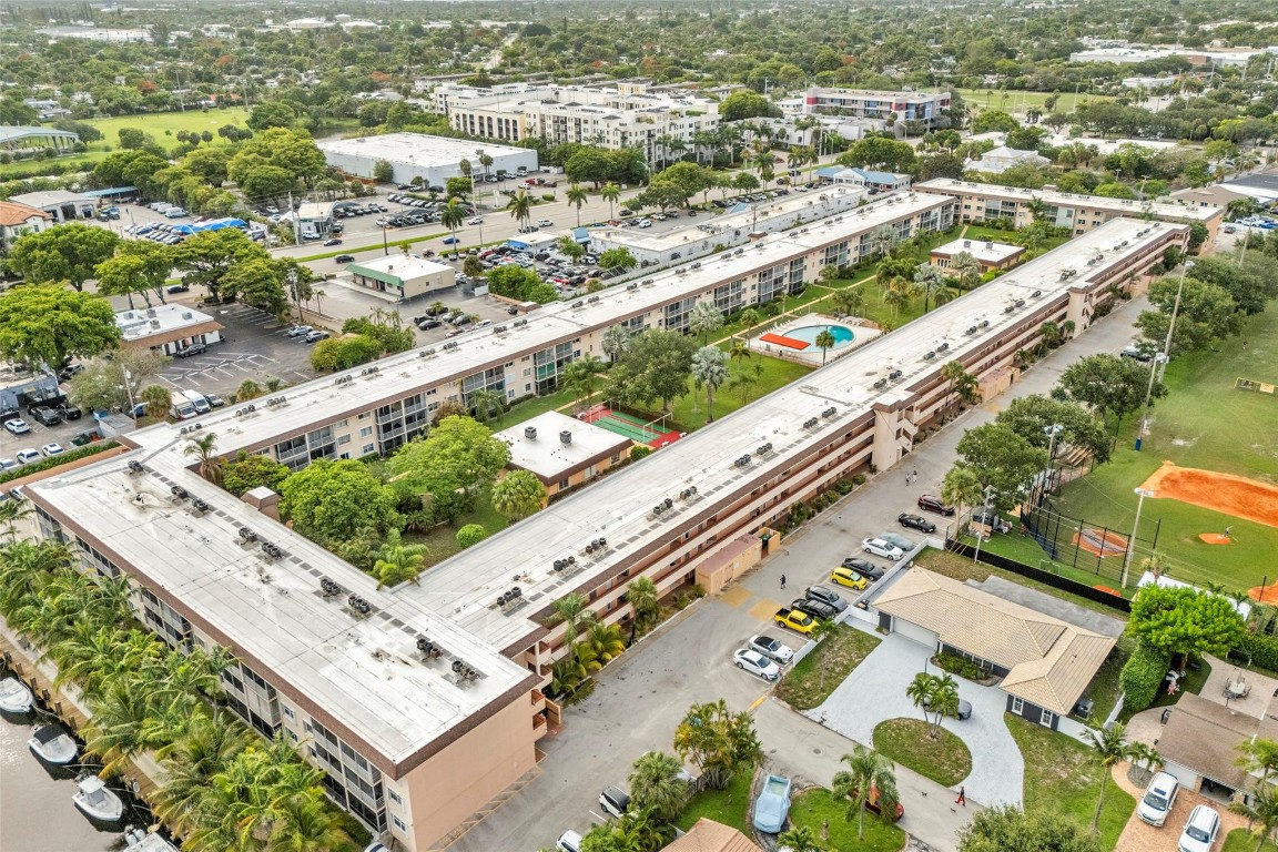 Lighthouse Point Plaza - Residential