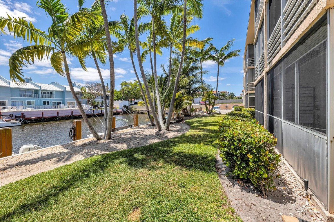 Lighthouse Point Plaza - Residential