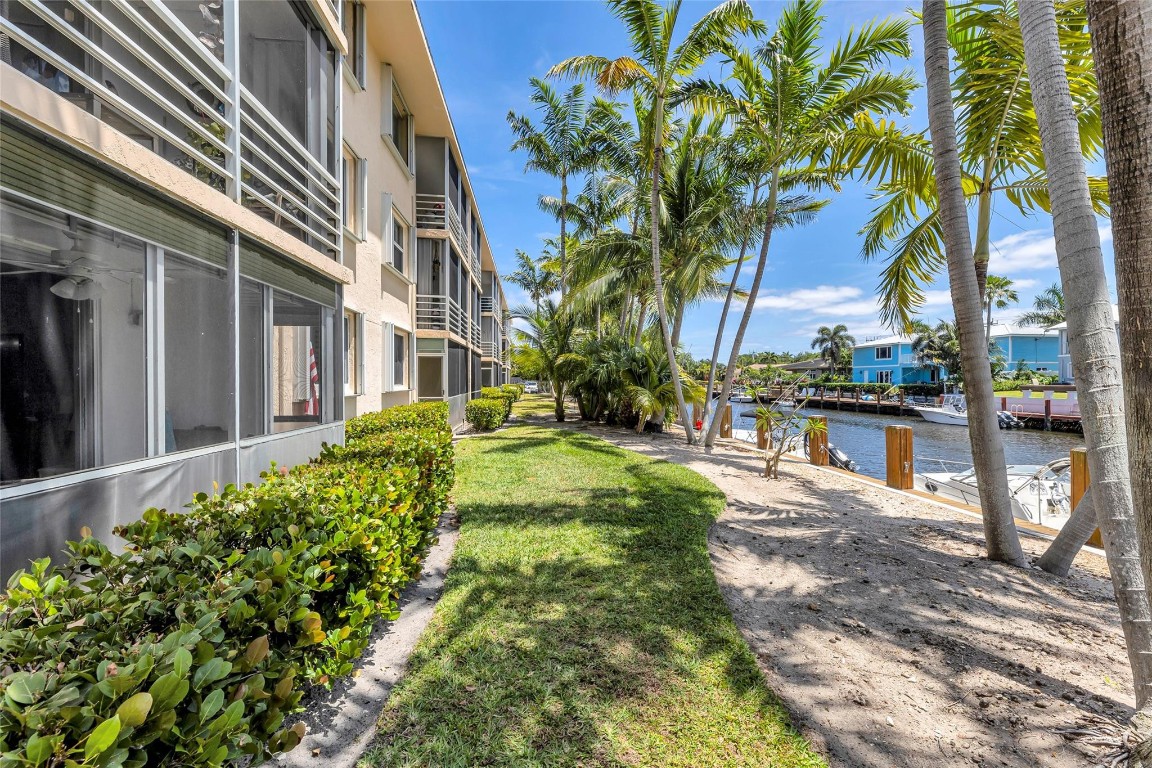 Lighthouse Point Plaza - Residential