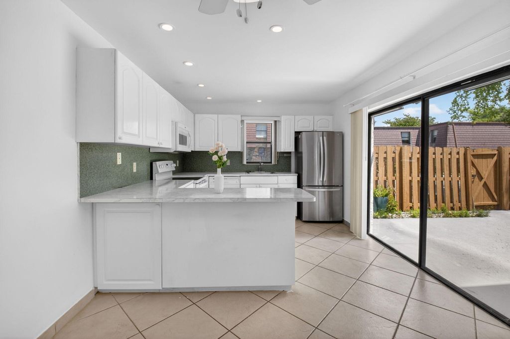 Photo of 7582 Courtyard Run E #7582, Boca Raton, FL 33433 (MLS # B26017935)