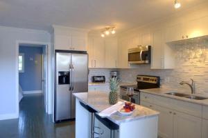 This elegantly designed and decorated luxury condo has it all! Beautifully decorated with no expense spared, the condo offers a fully equipped gourmet kitchen, richly decorated entertainment room, upgraded bathroom and more. Use your bikes to plan a fabulous day in Lake Worth, West Palm Beach, or nearby Palm Beach. It is all at your fingertips!