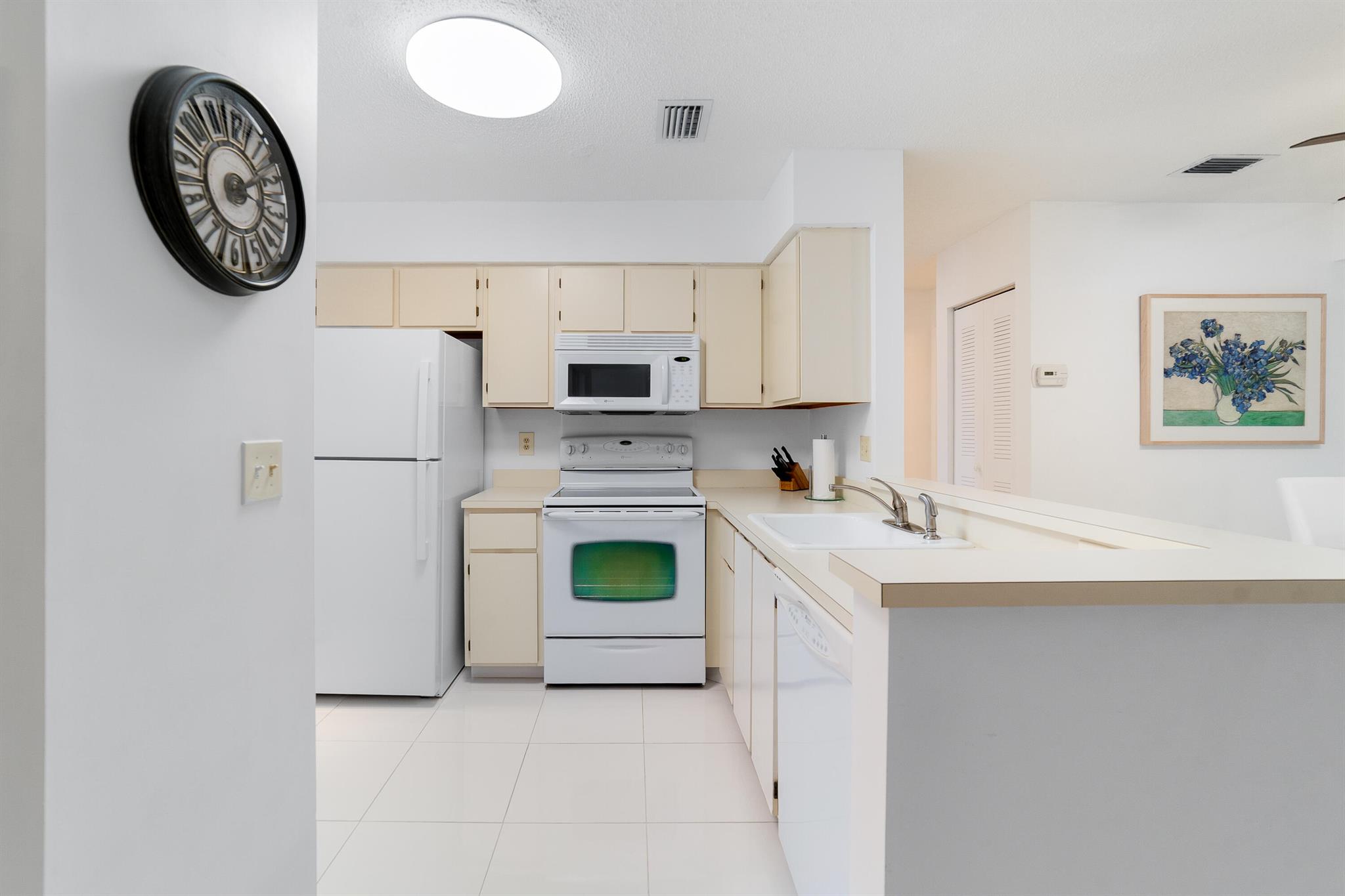 INTERNATIONAL CLUB CONDO - Residential