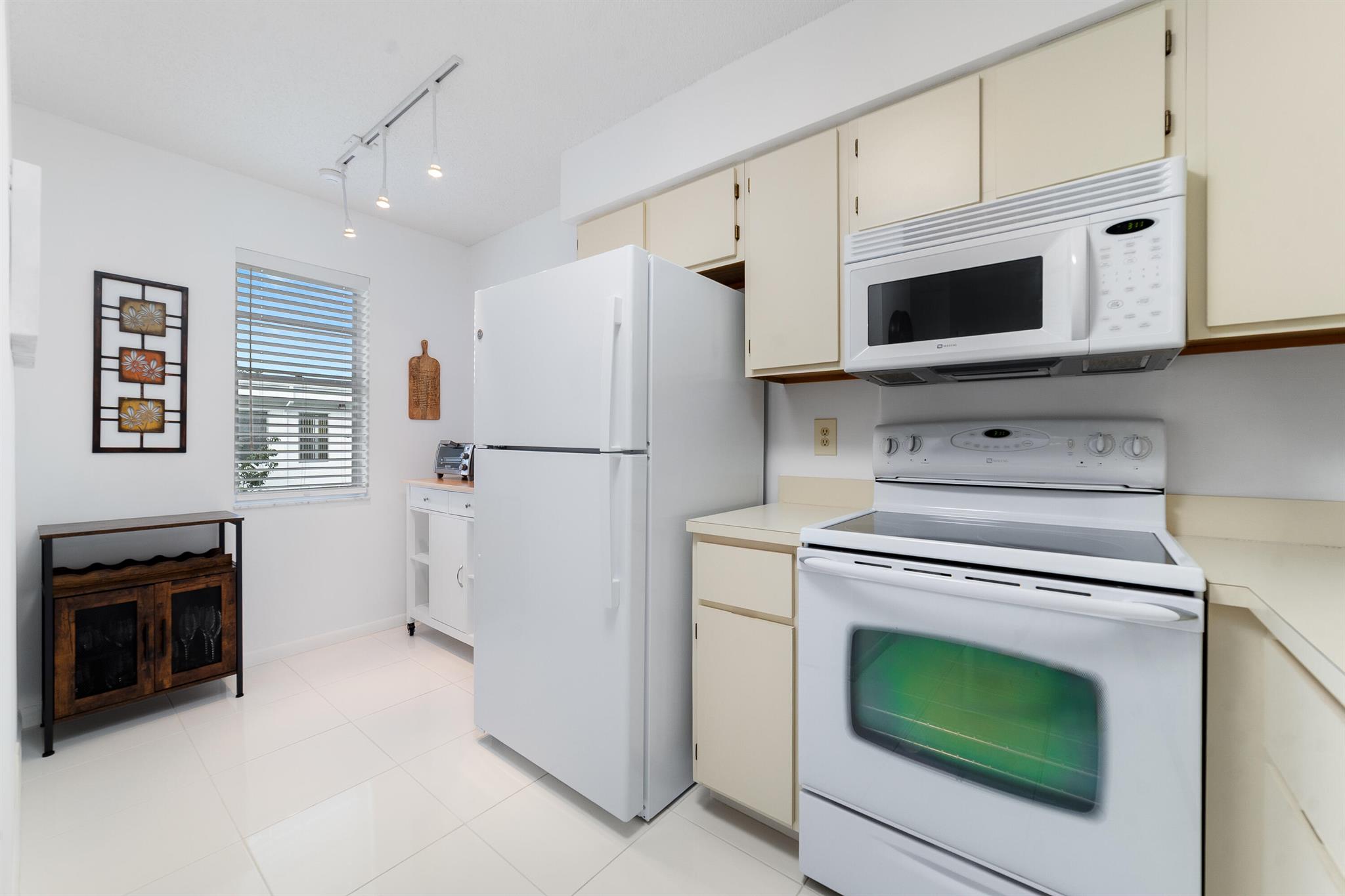 INTERNATIONAL CLUB CONDO - Residential