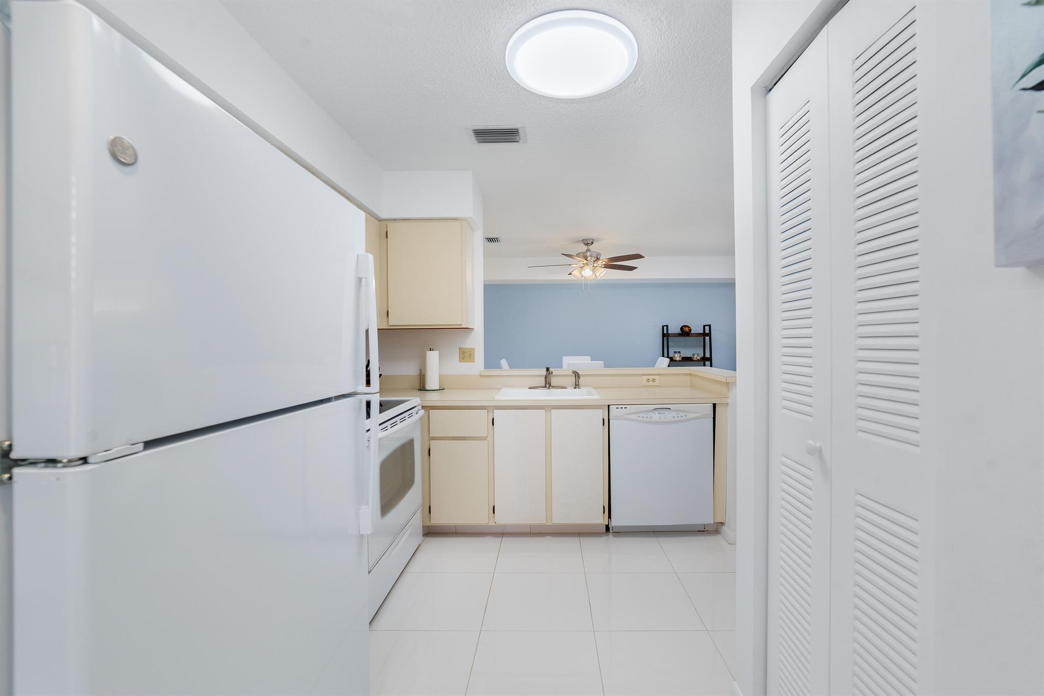 INTERNATIONAL CLUB CONDO - Residential