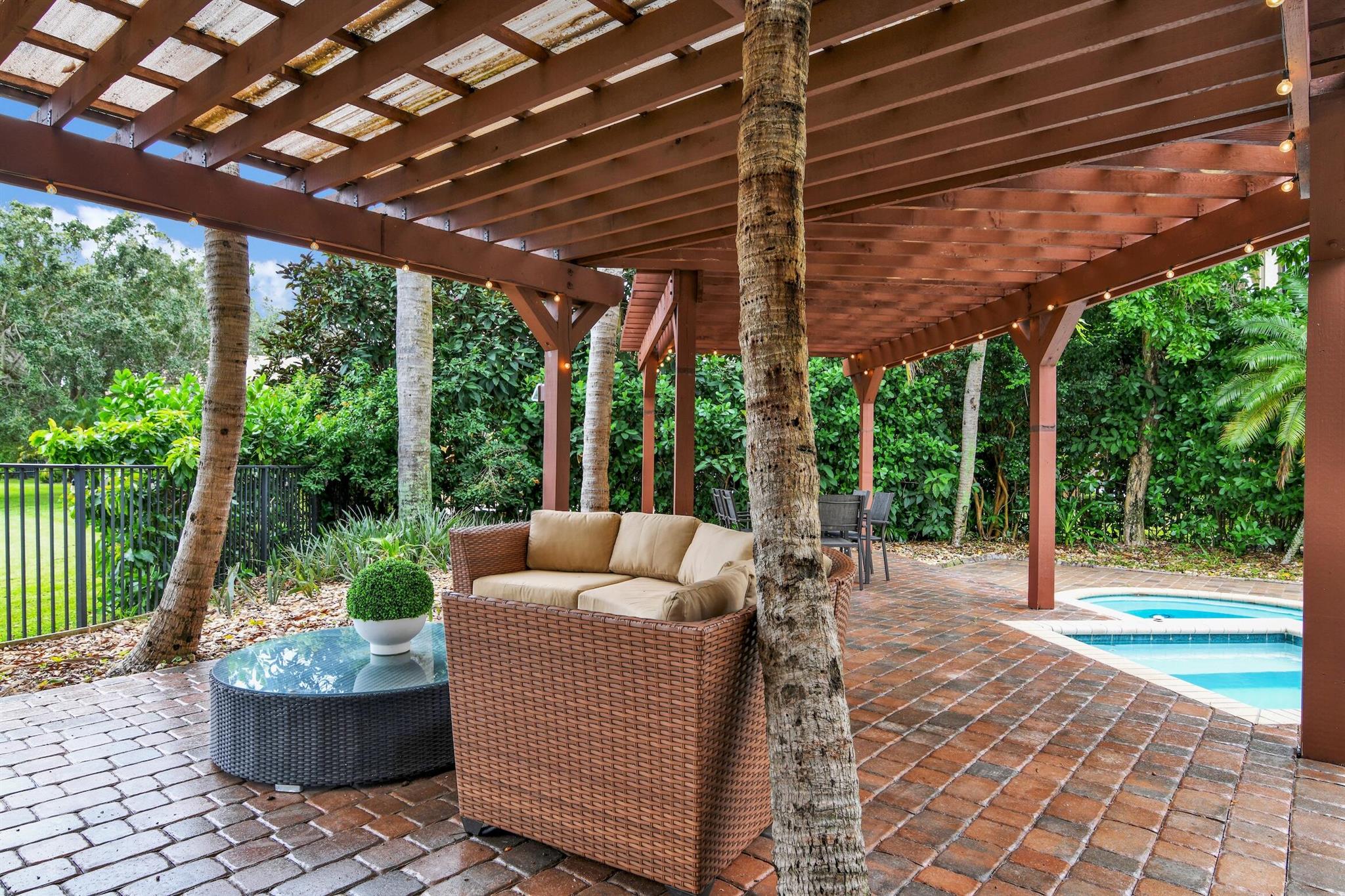 VERSAILLES - Residential Lease