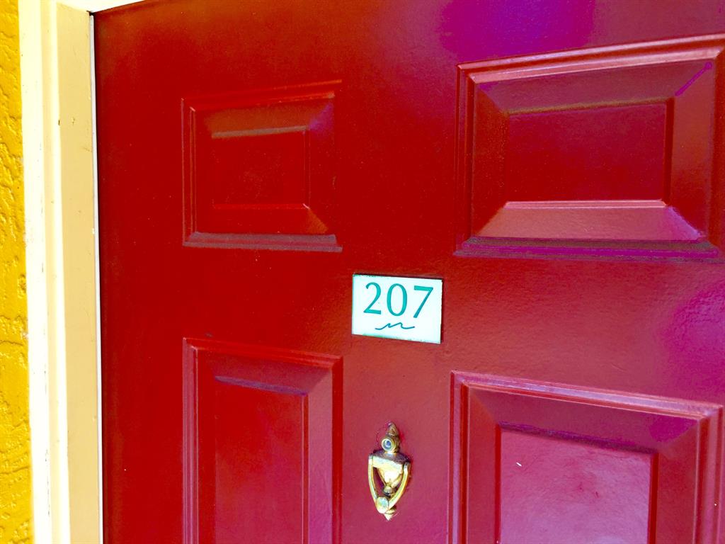 Awesome 1/1 unit in the gated Via Palm Lakes community. Newer 3'' Wood Blinds, Newer All Wood Cabinets, In Unit Washer & Dryer, just bring your toothbrush! The community has resort style amenities and is centrally located near I95, The Florida Turnpike, and the Palm Beach Outlets.No showings until 7/26/2018