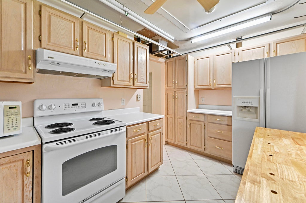 Photo of 142 Mockingbird Lane, Delray Beach, FL 33445 (MLS # B26093729)