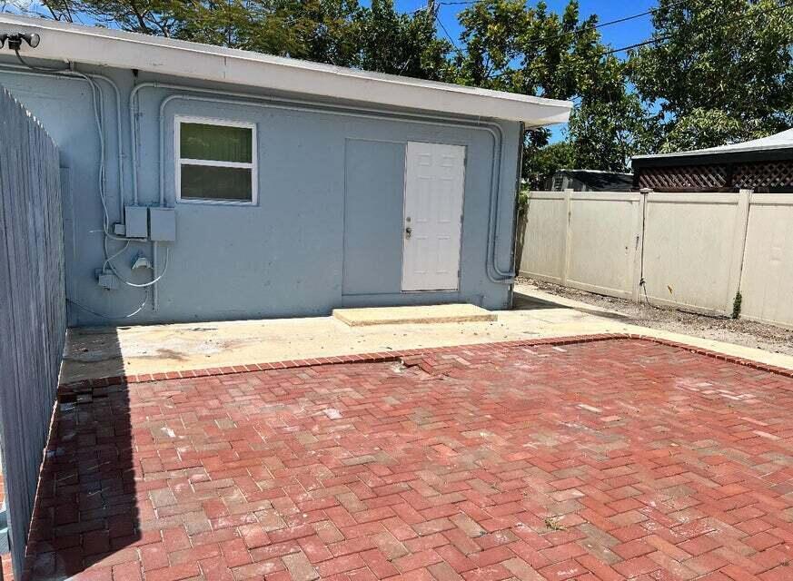 Recently updated Painted and ready for a new tenant/family. Private entrance, Laundry Available.Looking for a great place to call home? This cozy 1 bedroom 1 bath apartment includes all utilities! Fast approval process.