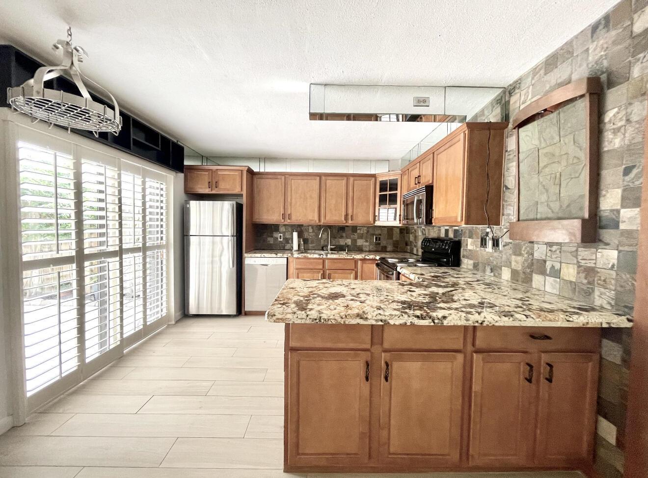 LAKEWOOD - Residential Lease