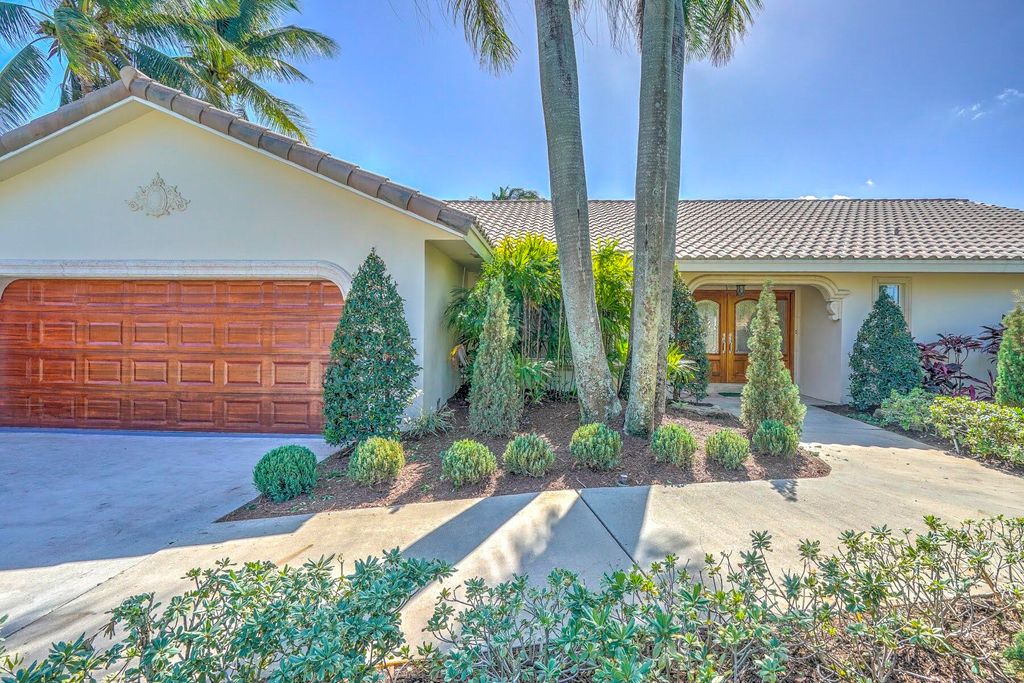 Photo of 752 SW 36th Avenue, Delray Beach, FL 33445 (MLS # R11160368)