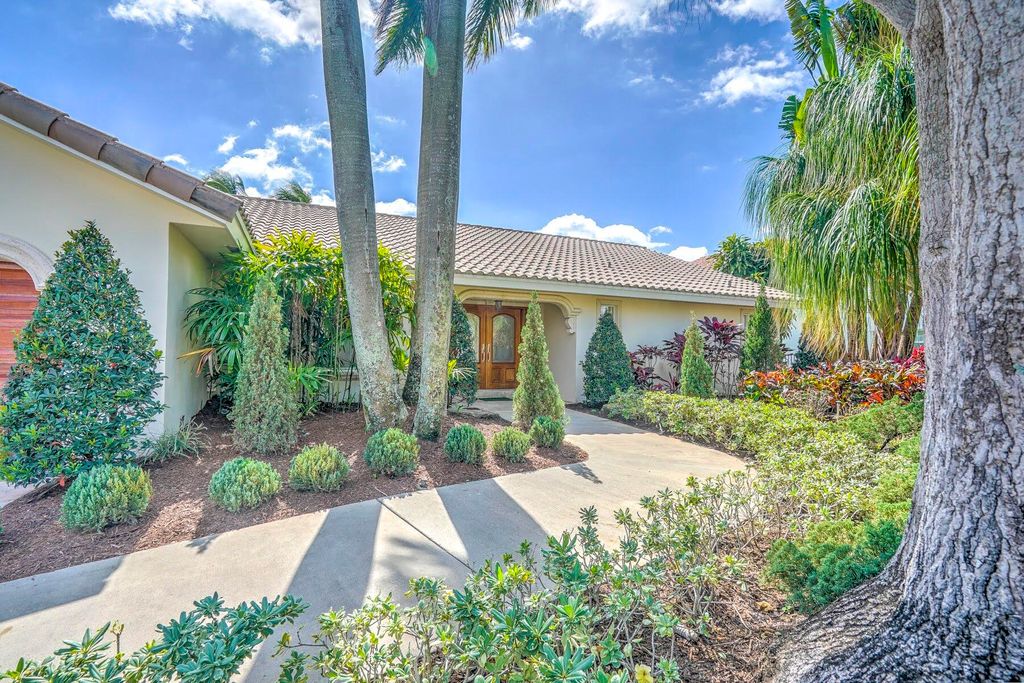 Photo of 752 SW 36th Avenue, Delray Beach, FL 33445 (MLS # R11160368)