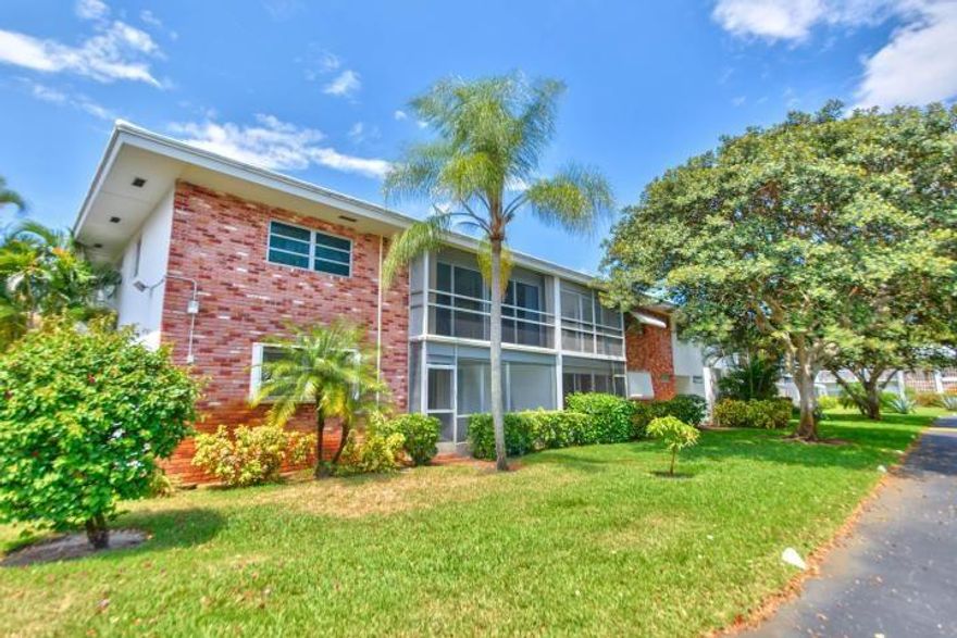 2bdr/2bth ideal location in East Boca, minutes to the beach, Mizner and Shopping.