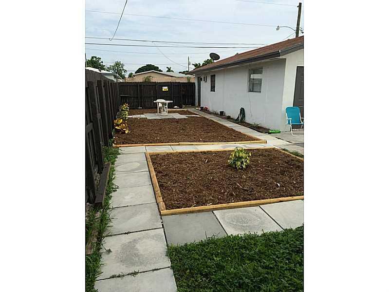 HOLLYWOOD PARK - Residential Lease