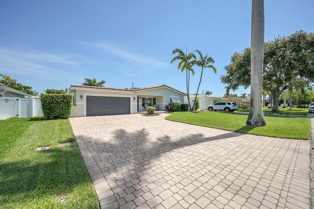 Photo of 2585 SE 6th St, Pompano Beach, FL 33062 (MLS # R11092600)