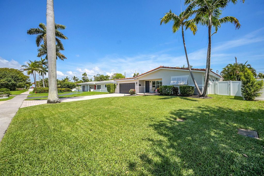 Photo of 2585 SE 6th St, Pompano Beach, FL 33062 (MLS # R11092600)