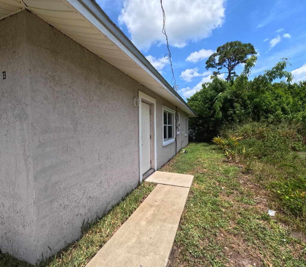 Photo of 5555 SE 47th Av Avenue #B, Stuart, FL 34997 (MLS # R11119249)