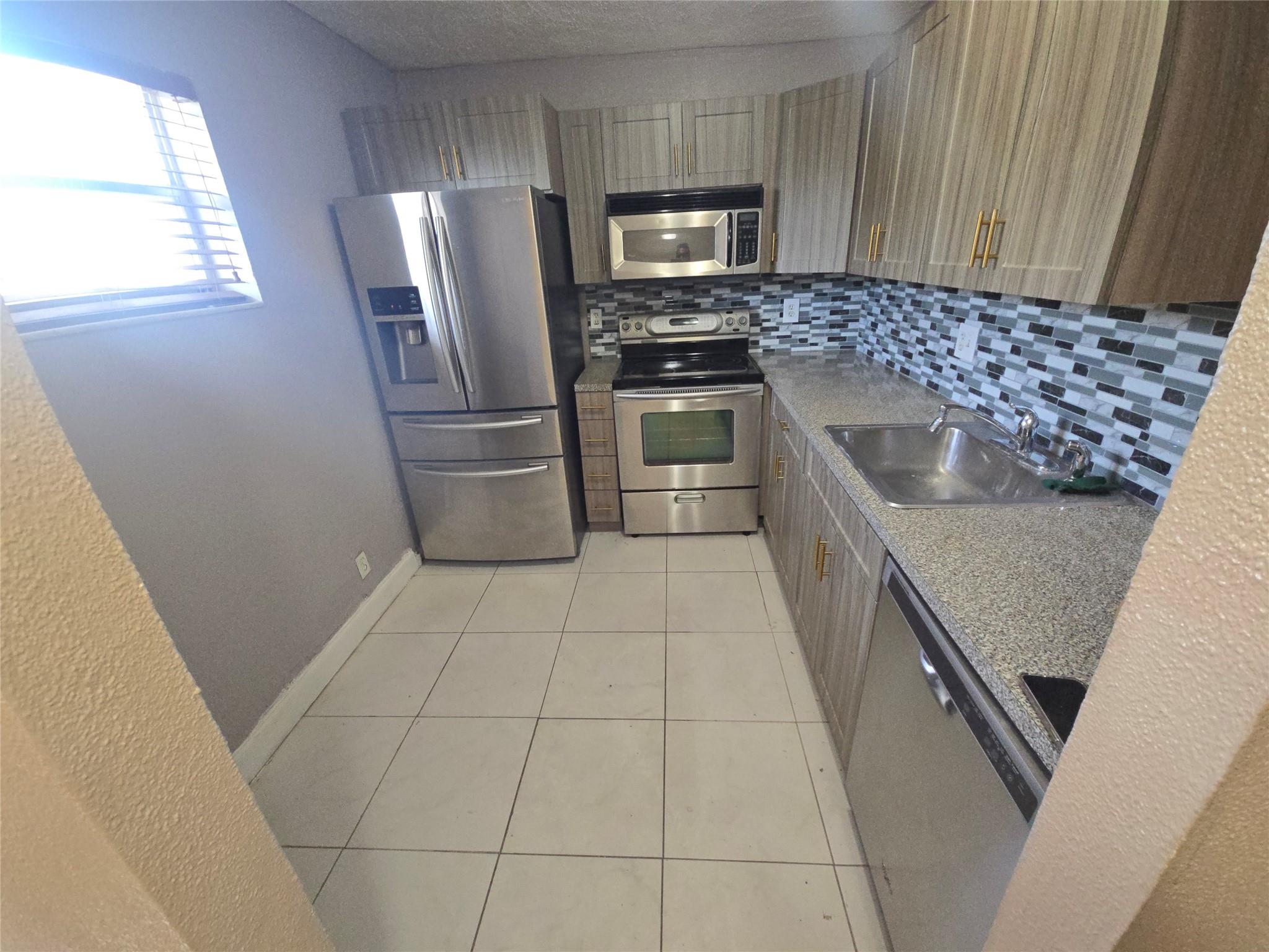 BEAUTIFUL LARGE CONDO FULLY RENNOVATED . Centrally located close to shopping malls,highways, schools , supermarket and resturants. Very quiet and friendly neighbourhood. washer and dryer included, walk in closets, Master bedroom with double sinks. wood flooring. Clubhouse newely rennovated. community pool. Plantation High school and middle school in walking distance. Small pets allowed