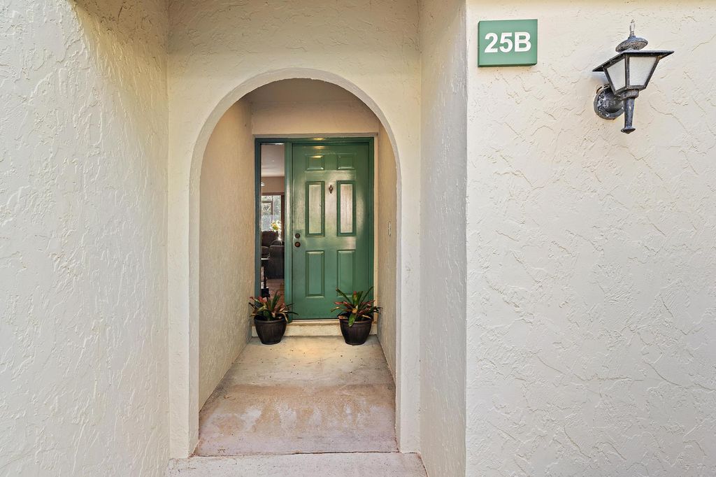 Photo of 25 Lexington Lane W #B, Palm Beach Gardens, FL 33418 (MLS # R11128360)