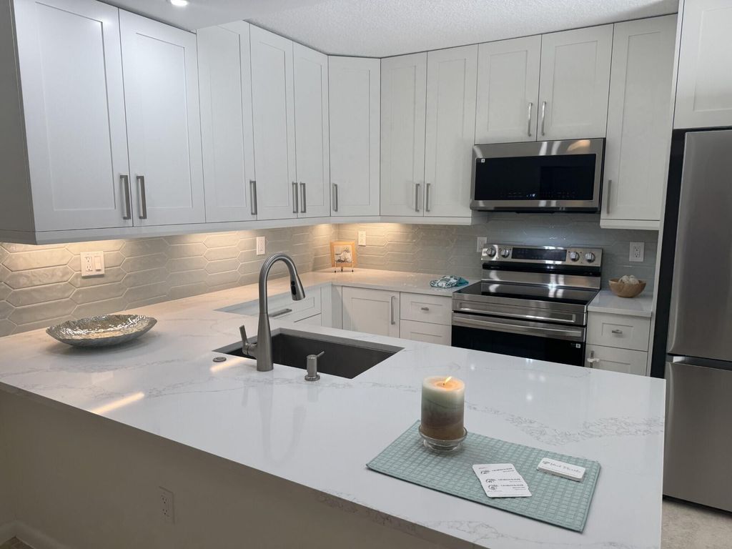 Photo of 404 Live Oak Lane, Boynton Beach, FL 33436 (MLS # R11085657)